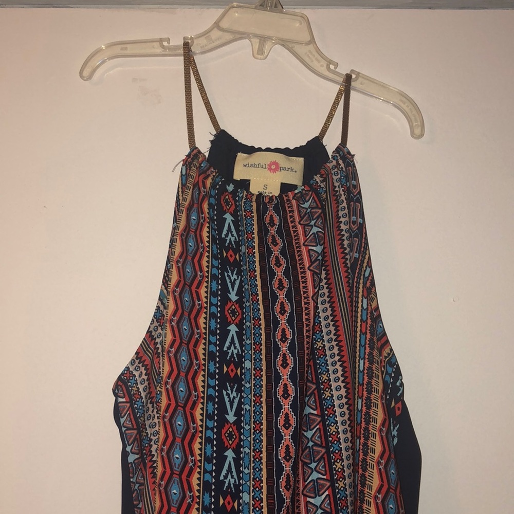 Fashionable sleeveless flowy top